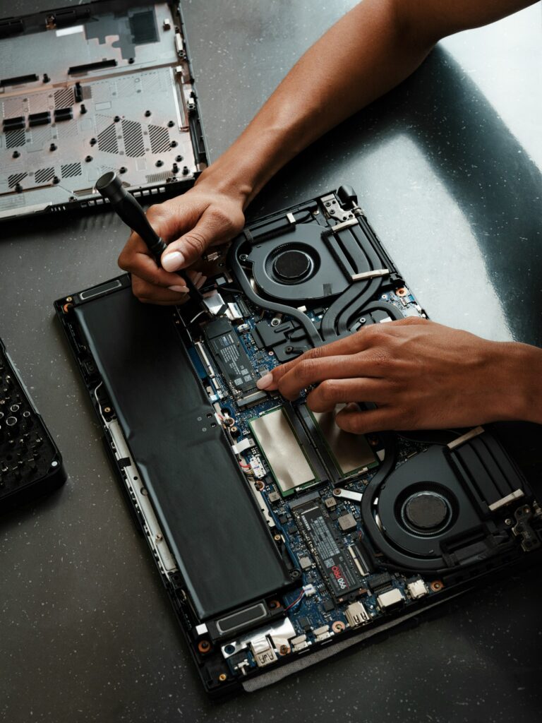 Técnico fazendo manutenção interna em um notebook