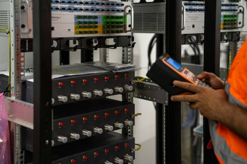 Técnico verificando rack de servidores com um tablet